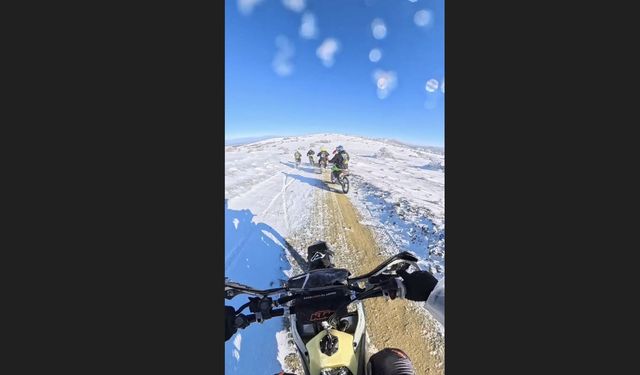 Karlı dağları cross motorlarla aşmaya çalıştılar