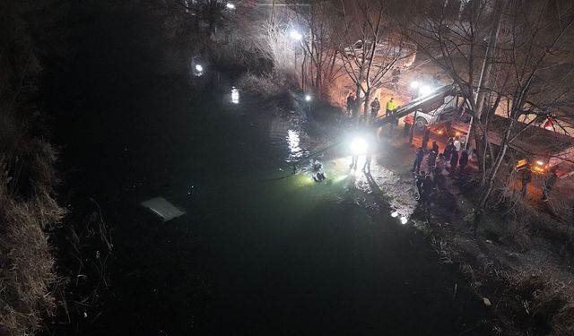 El freni çekilmeyen araç Porsuk'a düştü