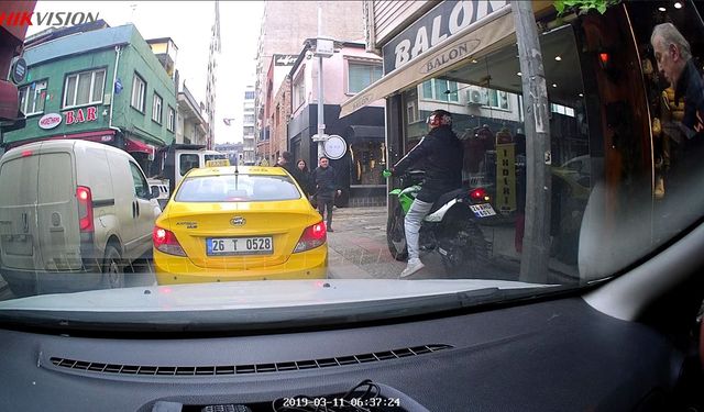 Trafikte kırmızı ışıkta beklememek için kaldırıma çıktı