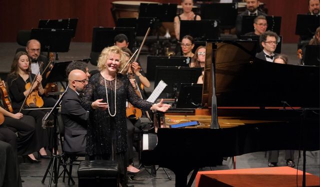 Dünyaca Ünlü Piyanist Gülsin Onay Eskişehir’i Büyüledi