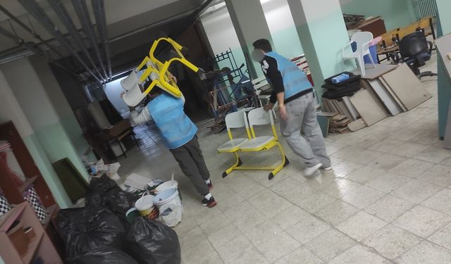 Yükümlüler ara tatilde 6 okulu temizledi