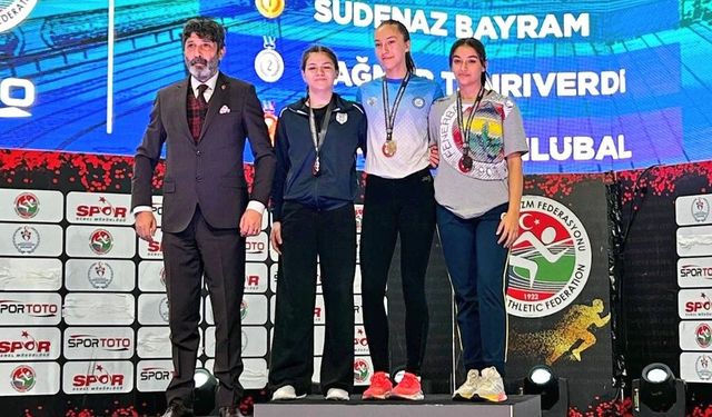 Sudenaz Bayram Sırık atlamada Türkiye Şampiyonu