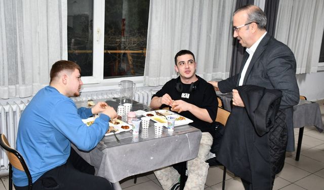 Müdür Aydın öğrencilerle iftar yaptı