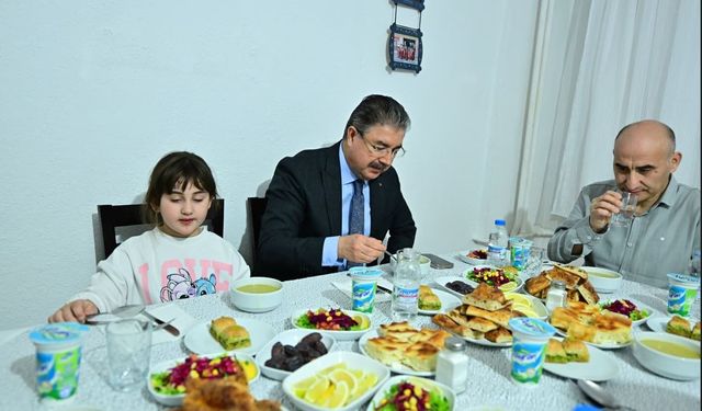 Vali Yılmaz iftarda vatandaşın evine konuk oldu