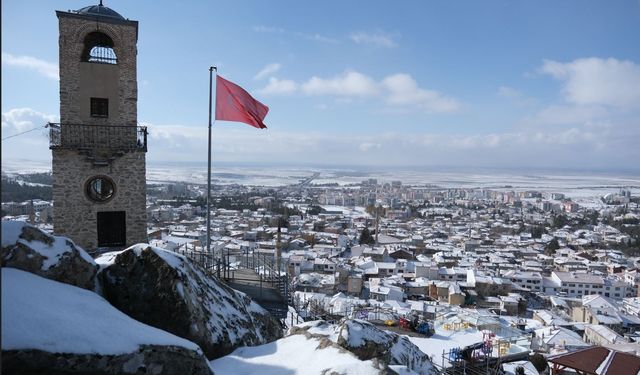 Sivrihisar’da Geçmiş İle Bugünü Buluşturan Sembol; “Saat Kulesi”