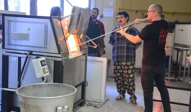 Uluslararası cam sanatçısı Novotný öğrencilerle buluştu