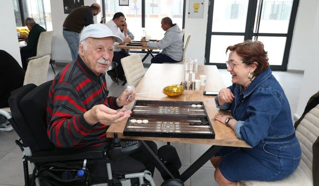 Yaşlı Bakım Merkezi’nde Tavla Heyecanı