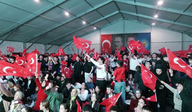Eskişehir'de milli maç coşkusu Dede Korkut Parkı’na sığmadı