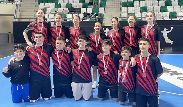 İşitme Engelliler Badmintonda Eskişehir'den büyük başarı
