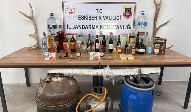 Evlerinde faturasız kaçak alkol bulunduran 3 şüpheli yakalandı