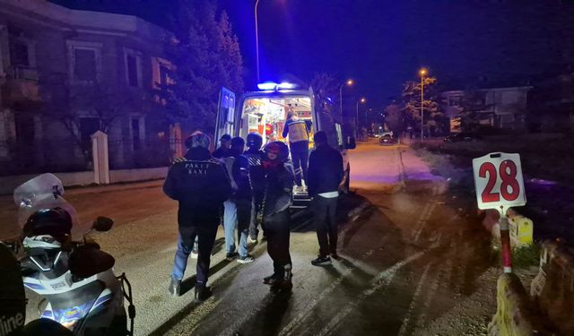 Önüne araç çıkınca motosikleti devrilen kurye yaralandı