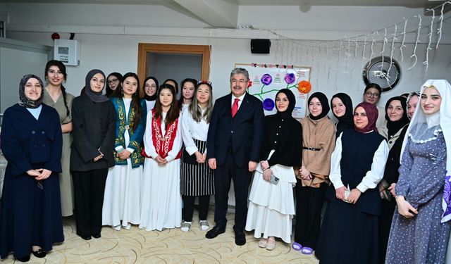 Vali Yılmaz uluslararası kız öğrencilerle iftar yaptı