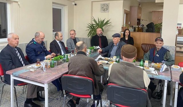 Huzurevi sakinleri bayramda unutulmadı