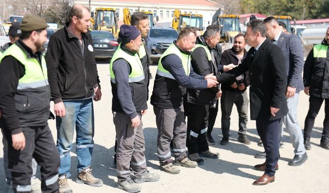 Başkan Dökmeci'den yüzleri güldüren bayram ikramiyesi