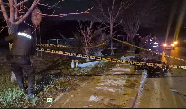 Aydınlatma direğine çarpan motosiklet sürücüsü öldü