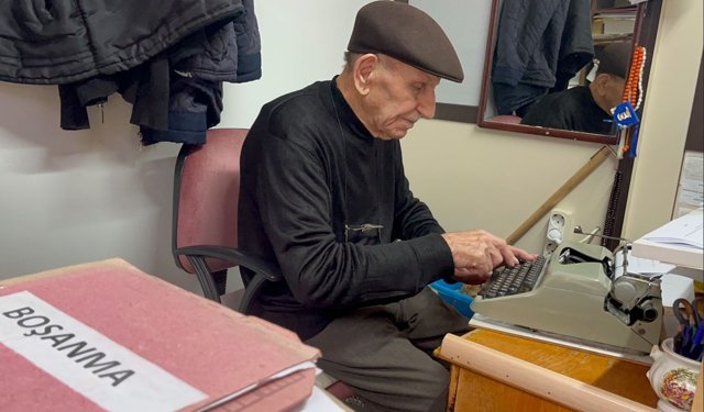 93 yaşındaki arzuhalci mesleğini ilk günkü aşkla sürdürüyor