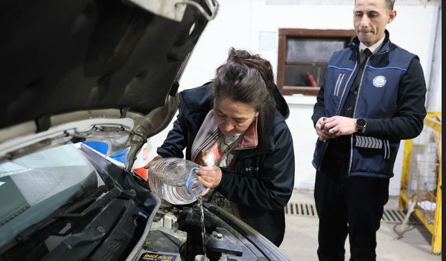 Kadınlar Atölyede Araç Bakımını Öğrendi