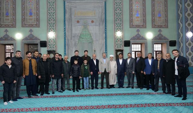 Gürhan Albayrak Reşadiye Camii’nde Vatandaşlarla Bayramlaştı