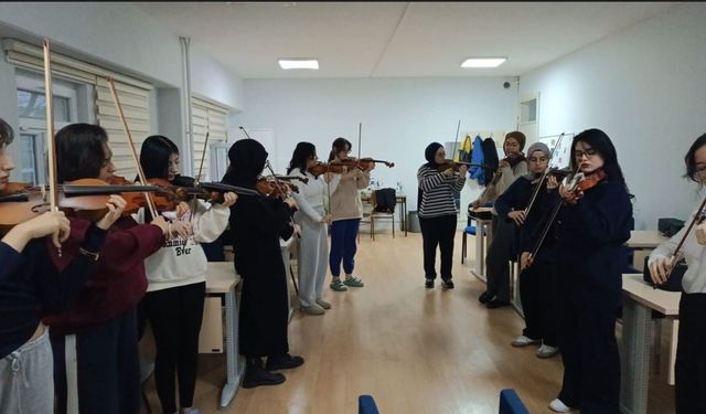 Yurt öğrencileri için keman kursu başladı