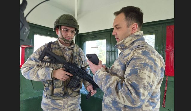 Telefondan annesiyle bayramlaşan Mehmetçik'in duygu dolu anları