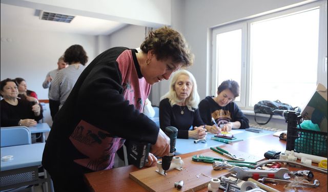 Kadınlar Evde Tamirin Ustası Oldu