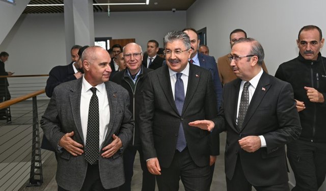 Vali Yılmaz ETİ'nin Yaptığı Okulu Çok Beğendi