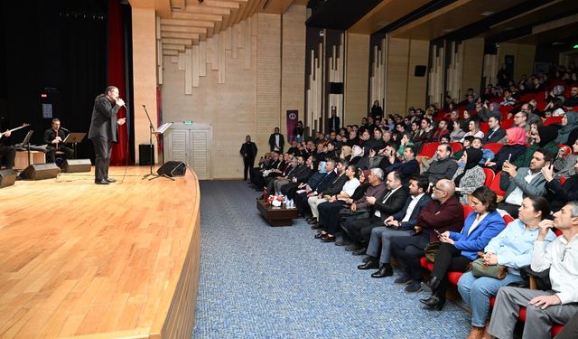 Anadolu Üniversitesi’nde türkü ve şiirle dolu bir gece