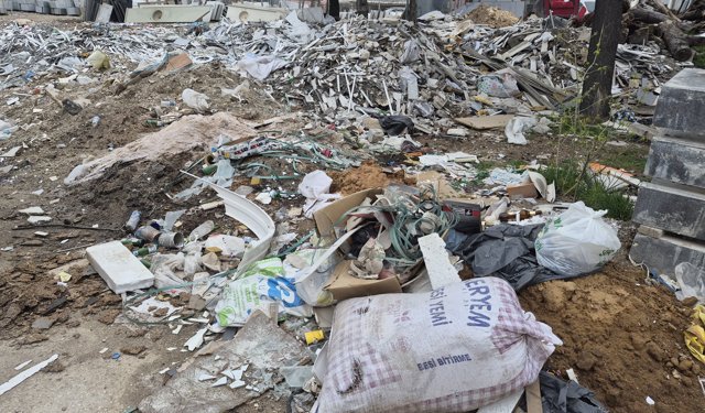 Baksandaki boş alanlar mermer atıkları ve inşaat molozlarıyla doldu