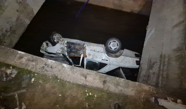 Eskişehir'de kontrolden çıkan otomobil sulama kanalına uçtu: 2 yaralı