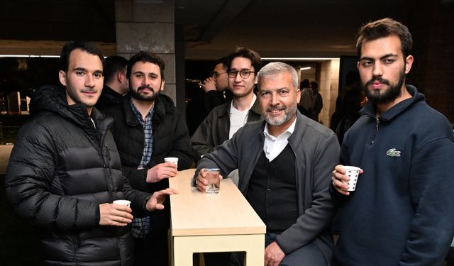 Kütüphanede sınavlara hazırlanan öğrencilere Anadolu Kafe’de sıcak mola