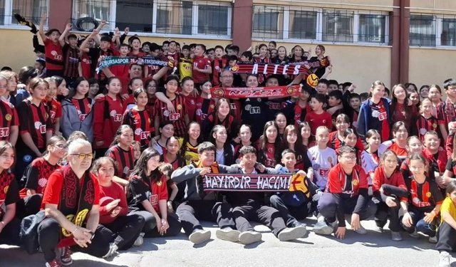 Okula Eskişehirsor formasıyla gelip tezahüratlarla takımlarının başarısını kutladılar
