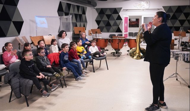 Müziği Sevdiren Merkezde Enstrümanları Tanıyorlar