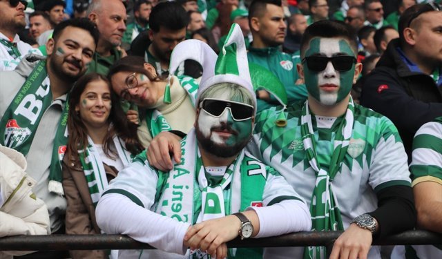 Bursaspor taraftarından Eskişehir tribünlerinde renkli görüntüler