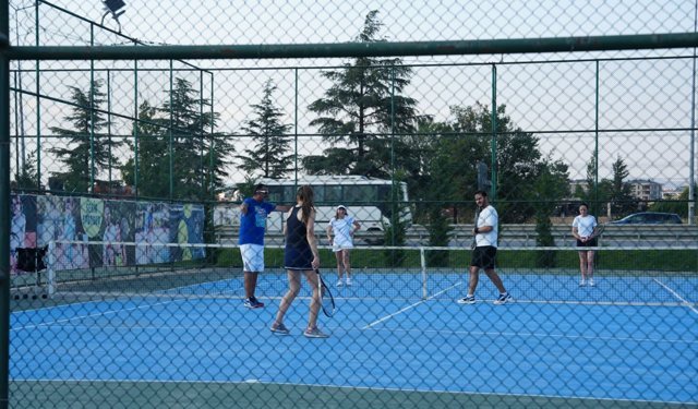 Büyükşehirden Her Yaşa Tenis Eğitimi