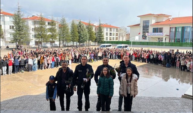 Polis abilerini çoşku ve sevinçle karşıladılar