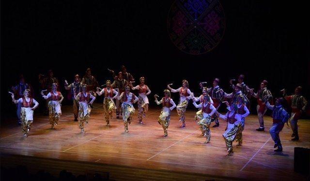 Halk Dansları Topluluğu sahnede folklor şöleni sundu