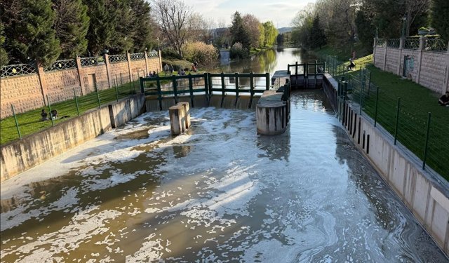Porsuk Çayı'nın yüzeyi köpükle kaplandı
