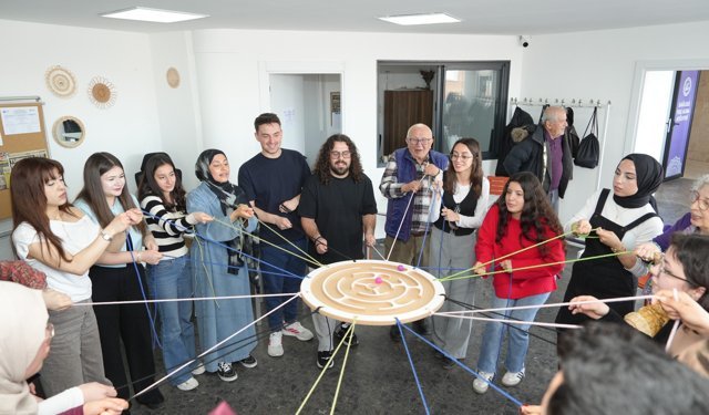 Nesiller Arası Sevgi Oyunlarla Büyüdü