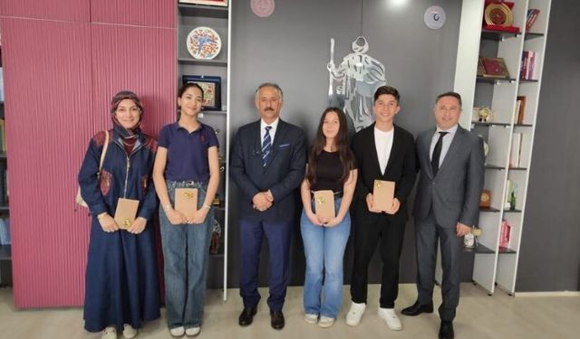 Münazara Şampiyonları Mehmet Faideci'yi Ziyaret Etti