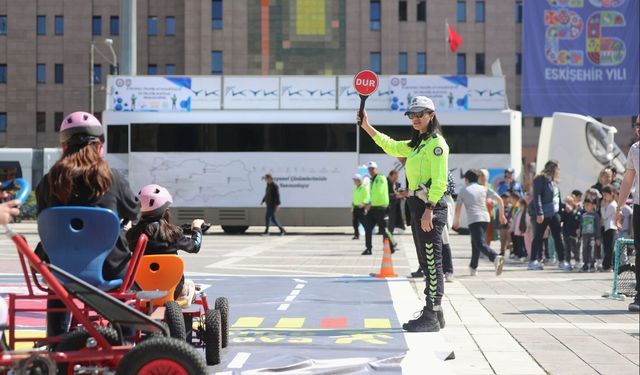 Valilik Meydanında  Karayolu Güvenliği Ve Trafik Haftası