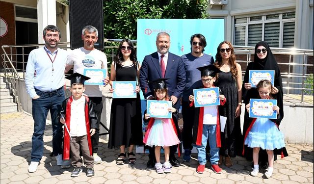Anadolu Üniversitesinde Sevgi Ve Sabrın Mezuniyeti