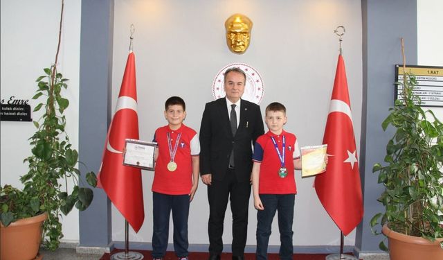 Milli Zafer İlkokulu'na Einstein Bilim Ve İngilizce Altın Madalyaları