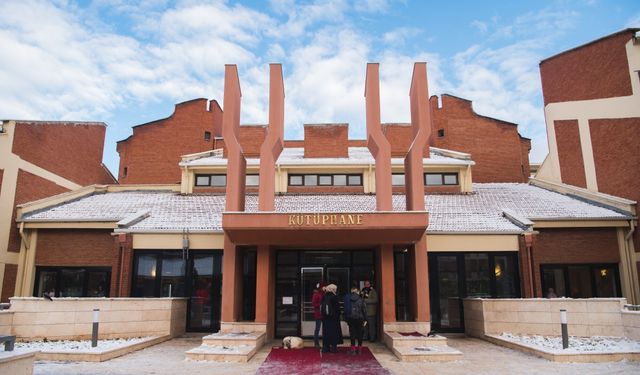Anadolu Üniversitesi Kütüphanesi bilgiye açılan kapı olmayı sürdürüyor