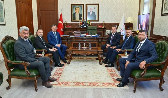 Ayhan Sezer Muhtarlarla Birlikte Vali Yılmaz'ı Ziyaret Etti