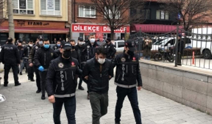 Sokak satıcılarına polis darbesi