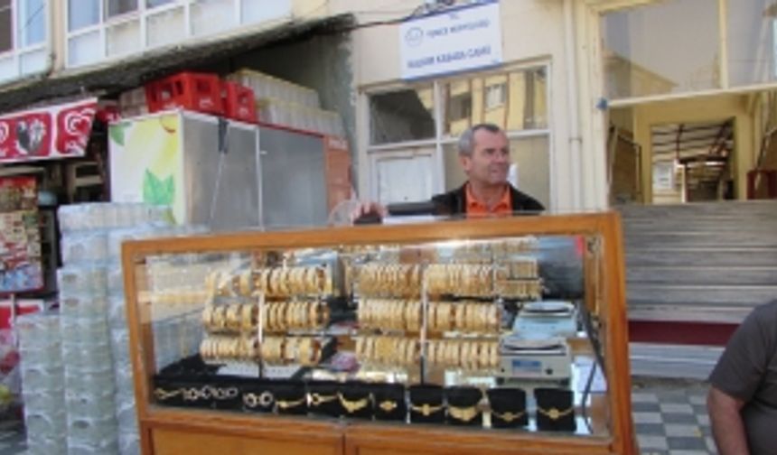 Simit satar gibi altın bilezik satıyor