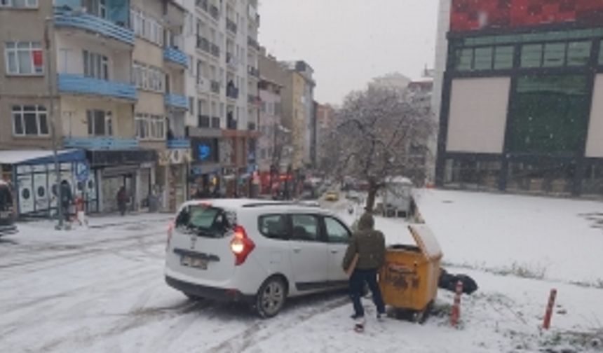 Buz pistine dönen yoldaki kazalar  kaydedildi