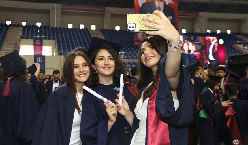 Anadolu Üniversitesi’nin yeni mezunları kep attı