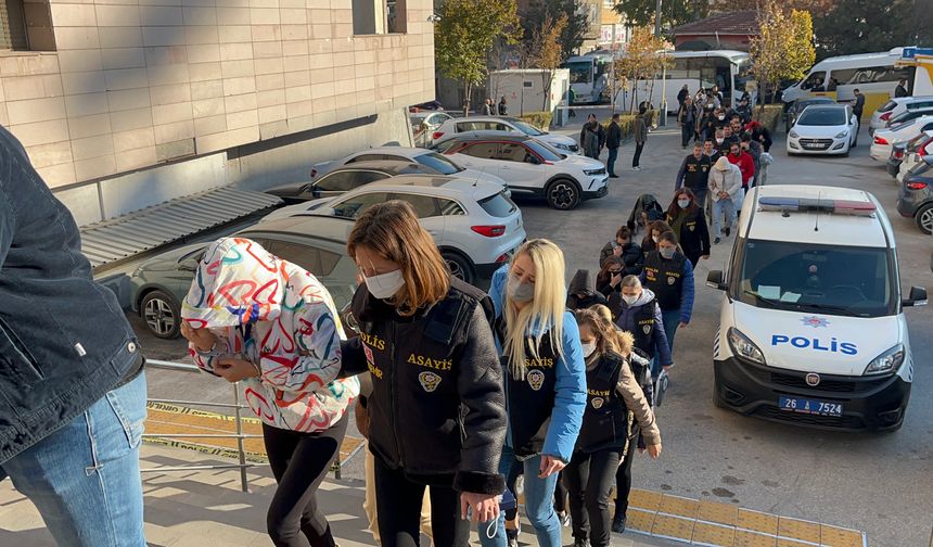 Dolandırıcılık zanlısı kadınlardan ilginç işaret ve sözler