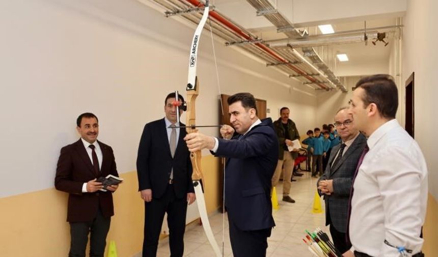 Vali  öğrencilerle birlikte ok attı